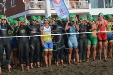 Ricardo Hernández y Raquel Aróstegui ganan con autoridad el XXVII Triatlón de Salinetas (Foto TA)